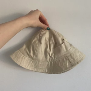 Buckethat - Snygg buckethat köpt på humana 🤎🦜☀️ safari vibes verkligen. Fraktar för 48kr!