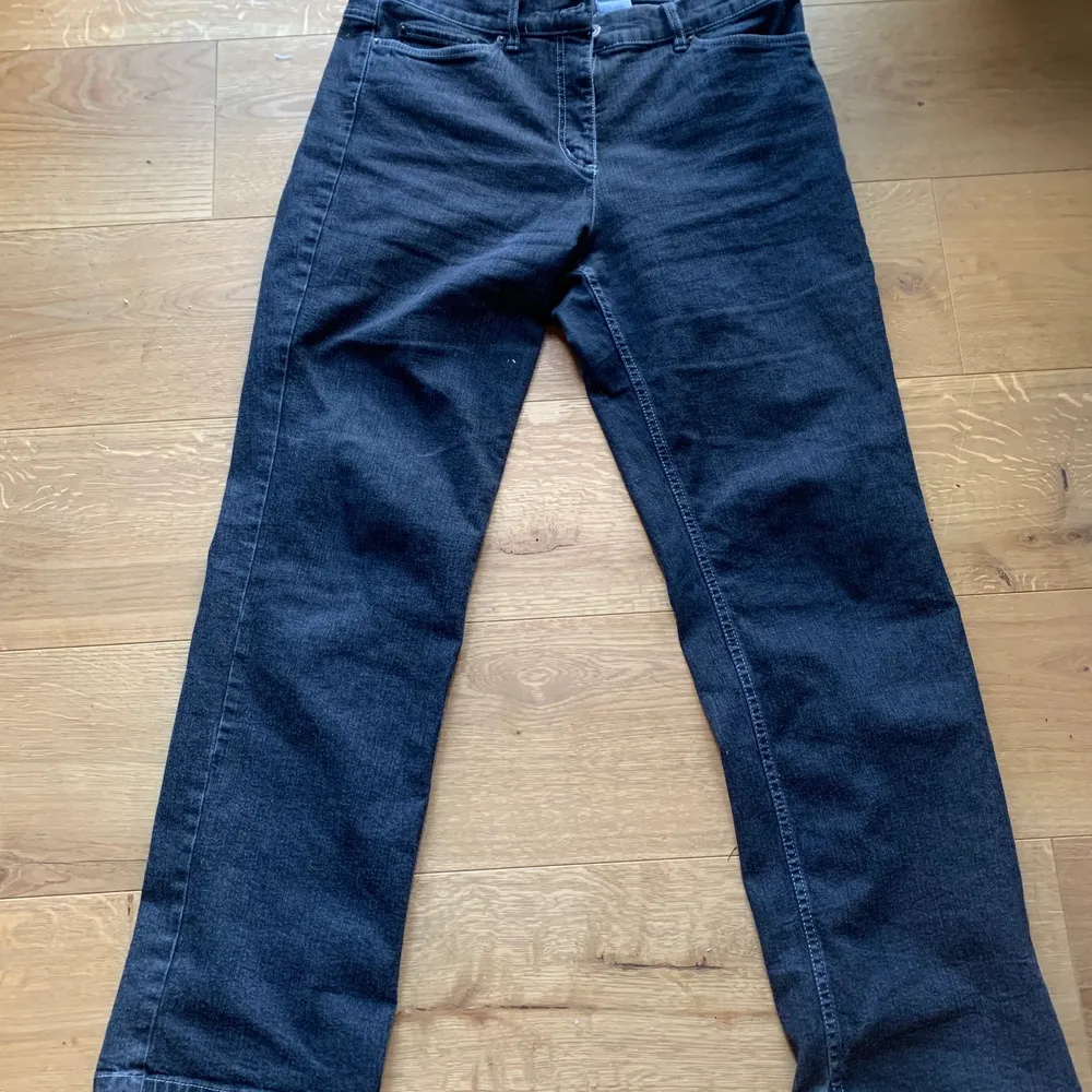 Ett par as balla low-waisted baggy jeans, köpta secondhand men aldrig använda😚 Dom är rätt så stora i midjan men med ett skärp så sitter dom super snyggt! . Jeans & Byxor.