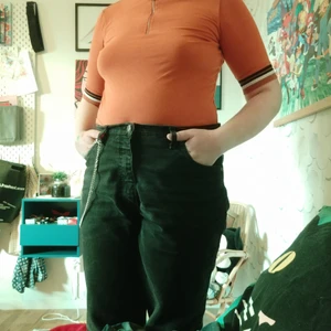 Tajt orange t-shirt Monki - Köpte plagget för några år sedan men är inte min stil längre. Den är inte jätte använd. Jag är medium och den sitter bekvämt så tolka det som ni vill.