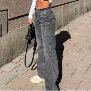 Zara - Ett par jättefina gråa trendiga jeans🤩 i storlek 32-34 hör av er om mer bilder💖