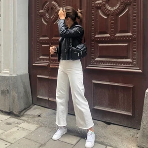 Vita vida jeans  - Säljer mina älskade jeans från Zara eftersom jag inte får någon användning för de längre💖