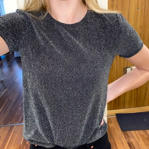 Tröja - Glittrig tröja från vero Moda. Storlek XS men passar mig med S/M🖤✨ frakt ingår