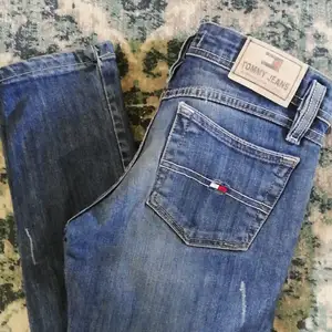 Tajta vintage strechjeans från märket Tommy Hilfiger Jeans, mörk blåa med snygga slitningar, helt nya. 
