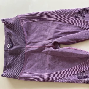 Tights  - Seemless tights från Under armour ❤️ helt nya aldrig använda! Storlek XS men passar S också skulle jag säg💕 Nypris 500 kr