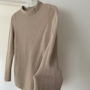 Sweatshirt/stickad tröja  - Fin beige/ sandfärgad tröja från JASCHA i cashmere och merinos extrafine. I topp skick 