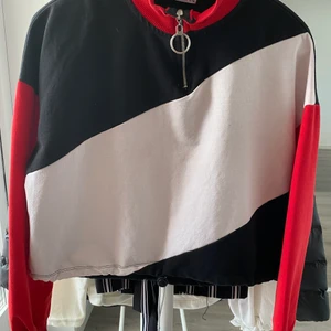 Röd vit svart tröja i stl S/M - Fint skick 