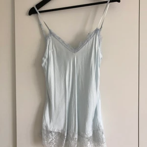 Ljusblått spetslinne från Alexandre Laurent  - Ljusblått spetslinne från Alexandre Laurent i superfint skick! Använt sparsamt, strl M, säljes för 150 kr. Kan mötas upp i Linköping, eventuellt Stockholm annars står köpare för frakt. 