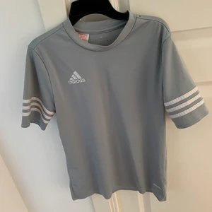 Adidas t-shirt - Säljer en adidas t-shirt, storlek xs passar en s också 