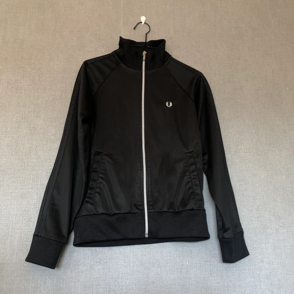 Hel svart Fred Perry zip