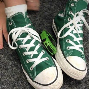 Gröna converse  - Ett par såå fina gröna Converse som jag tyvärr måste sälja då de är för små. Köpta här på Plick men de är endast använda ett få tal gånger och ser ut som nya🥰 start priset är 500 kr men om det är många intresserade blir det budgivning☺️ kontakta privat vid intresse! Bud just nu: 650kr!!💕 BUDGIVNINGEN AVSLUTAS 7/5 kl 21.00!!!💕 man kan även Köpa direkt för 1000kr!!❤️