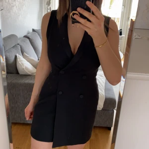 Klänning - Svart skjort klänning från ZARA köppt för 700kr i Italien för något år sedan. Det är min absoluta favorit men den har blivit för tait över brösten på mig jag har (75D). Den sitter på sin platts och är i nytt skick den har bara tvättats i kemtvätt. Klänningen är i XS med passas som en S också beroende på hur man vill ha den. Passar bra öppen till cykel byxor. 