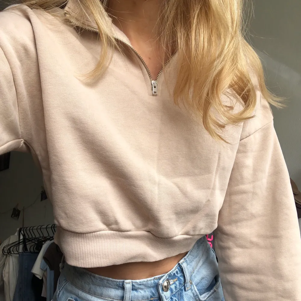 croppad sweatshirt/topp från nelly!! superfin🥰💘💘. Tröjor & Koftor.