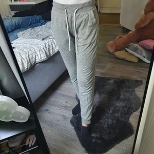 Gråa mjukisbyxor st XS - Säljer ett par gråa mjukisbyxor i storlek XS. Väldigt sköna. Kommer ej ihåg vart dom är köpta. Kan skickas eller mötas upp.