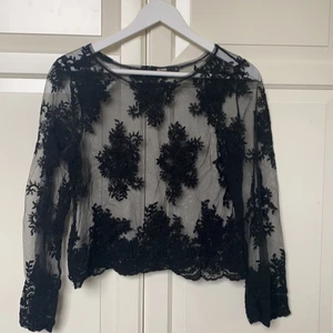 Spetstop - Säljer denna superfina spetstoppen från Bik Bok i storlek s. Den är endast använd vid ett tillfälle. 💗💗