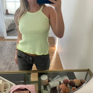 Super söt linne ! ❤️ - Super gulligt linne i super cool färg från zaras barnavdelning men skulle säga att den topp motsvarar en S ! Liten slitning som synd på sista bilden . Köparen står för frakt 💕