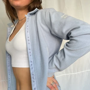 Kofta - Söt ljusblå kofta med knappar 