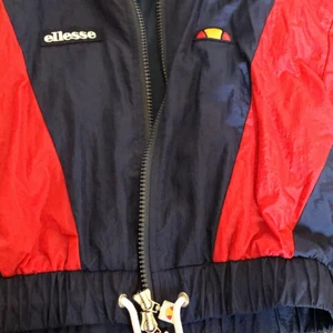 ellesse vår/sommar jacka  - känns ganska tunn men är inte alls kall att ha på våren/sommaren. Skulle säga xs/s.  Inge slitningar på den ser ut som ny andvänd några gånger. Skriv för mer bilder eller frågor!! 