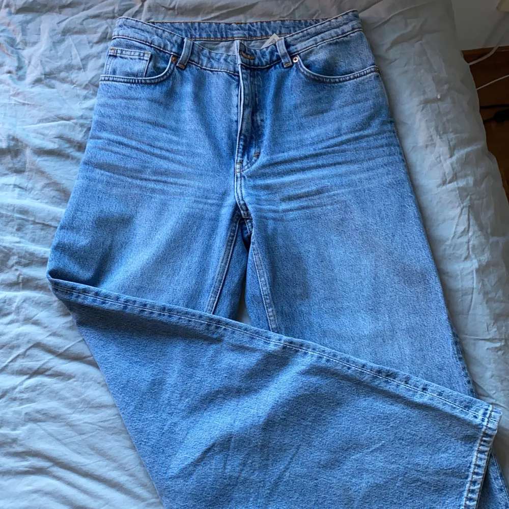 Helt nya, aldrig använda. Är inte säker att modellen på bilen är samma typ av jeans men har liknande passform. Frakt ingår ej . Jeans & Byxor.