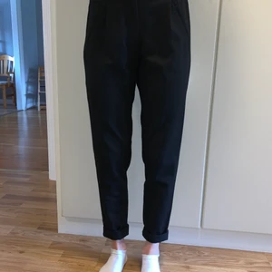 Kostymbyxor  - Kostymbyxor med dragkedja framtill, inga fickor, går att vika ner anklarna!  Frakt ingår ej. ”Står storlek XXS men jag själv är en S” 