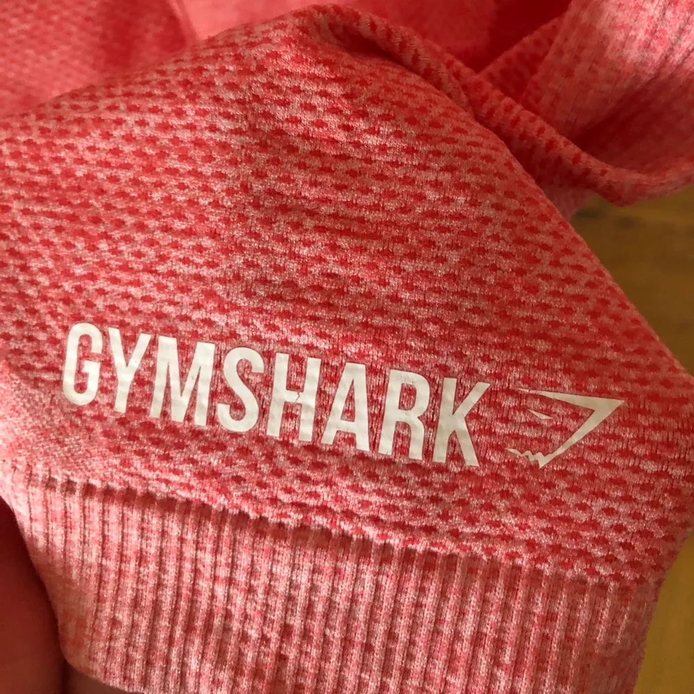 Superfin rosa träningströja från gymshark i superbra skick och väldigt stretchigt, skönt material!💕. Hoodies.
