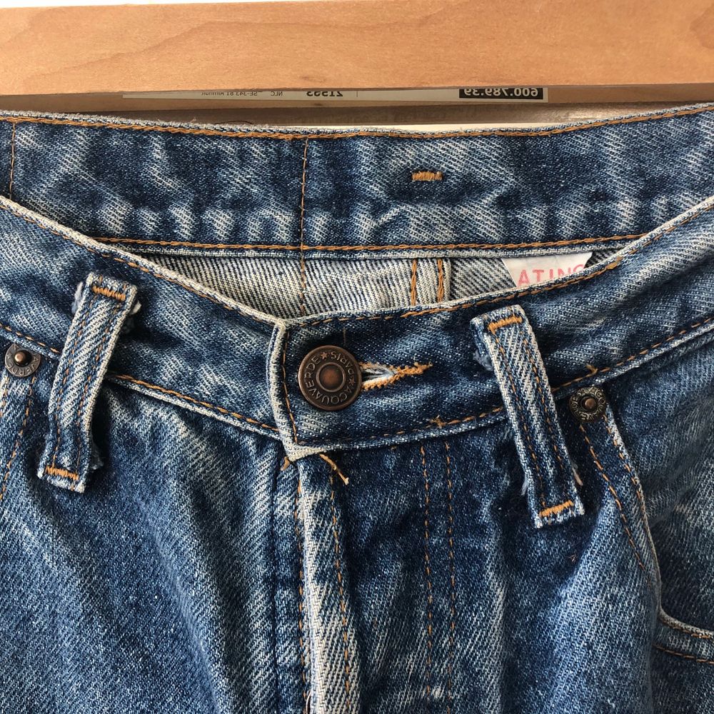 De ultimata vintagejeansen, inhandlade i Amsterdam men har tyvärr blivit för små för mig. Står 38 på lappen men är snarare en mindre storlek 36. Riktigt jeanstyg utan stretch, kommer hålla en evighet! Ordentligt högmidjade med raka ben. Märket Acquaverde är franskt och nya kostar jeansen runt 1500 kr. Mycket fint skick!. Jeans & Byxor.