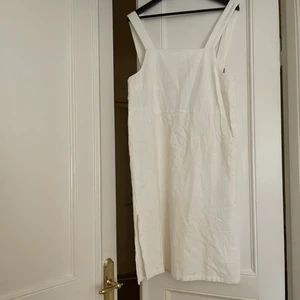 Vit Linneklänning - Rusty  - Jättefin linneklänning som köptes till studenten! Aldrig suttit bra på och säljs därför! Inte heller använd, alls! 🤩💖 