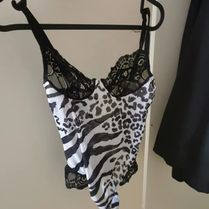 body från asos - string body köpt för ett år sedan aldrig använd bara provad för liten runt brösten på mig har bh storleken 80D. Finns att köpa i umeå, kan också skickas men då till kommer det frakt! 