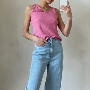 Vintage Stickat linne - Superfint vintage stickat linne. Det står storlek M/L i tröjan men jag skulle säga att den passar en XS💕