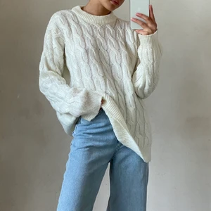 Stickad tröja - Säljer denna stickade tröja! Den är använd men har fortfarande mycket att ge🤍🤍 Det står att den är i storlek XXS men den är väldigt oversized så skulle mer säga att det är en M.