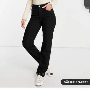 ❗️POPULÄRA OCH SLUTSÅLDA ÖVERALLT ❗️Säljer ett par helt nya jeans från ASOS design i modellen - svarta jeans i 90talstil med raka ben och medelhög midja. I storlek W28 L30 , passar en S. Fick hem paketet idag, kvitto finns. Pris kan diskuteras vid snabb affär