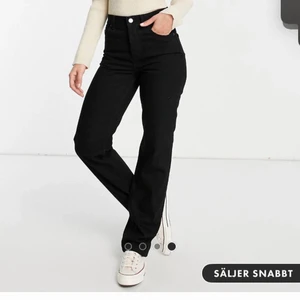 Svarta jeans i 90talstil med raka ben och medelhög midja - ❗️POPULÄRA OCH SLUTSÅLDA ÖVERALLT ❗️Säljer ett par helt nya jeans från ASOS design i modellen - svarta jeans i 90talstil med raka ben och medelhög midja. I storlek W28 L30 , passar en S. Fick hem paketet idag, kvitto finns. Pris kan diskuteras vid snabb affär
