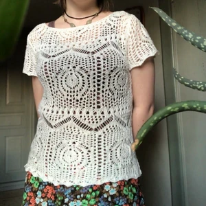 virkad topp! - sommrig virkad topp! lappen är borta men skulle gissa på strl S. 100% akryl. bröstvidd: 82cm. längd: 54cm. Mycket bra skick!