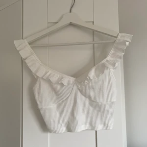 Linne - Ett jättefint sommarlinne som säljs pga att den tyvärr var för liten för mig. Helt oanvänd. Linnet är i stretchigt material och passar om man har storlek XS/S. Kan mötas upp i huddinge, annars står köparen för frakten.  