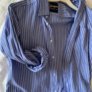 Somrig skjorta - Härlig vit blå randig skjorta perfekt att slänga över bikinin!✨✨