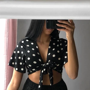 Topp XS  - Topp från New Yorker som man knyter, aldrig använd. Stretchigt material, storlek XS men passar även mig som brukar ha S. Frakt 30 kr som köparen står för, skicka gärna meddelande vid frågor :)