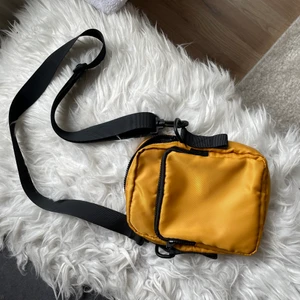 Monki väska - Riktigt fin axelväska från monki! Aldrig använd, helt som ny! Flertalet fack.