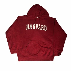 Harvard - Vintage Hoodie - En av de mest eftertraktade college hoodies som finns. Med det coola märket och stora prestige Harvard hoodies är det bästa av det bästa när det gäller college hoodies. Köpt på Ross i usa. Om du har några frågor gällande plagget eller priset kontakta oss!