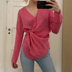 Ganni skjort-tröja strl S - En cool skjort, blus-liknande tröja från Ganni. Passar både Xs, S och M. Kan knytas på flera olika sätt beroende på vad man gillar. Jätte fin till sommarn. Kan mötas upp i stockholm, annars står köparen för frakten :)💕💕