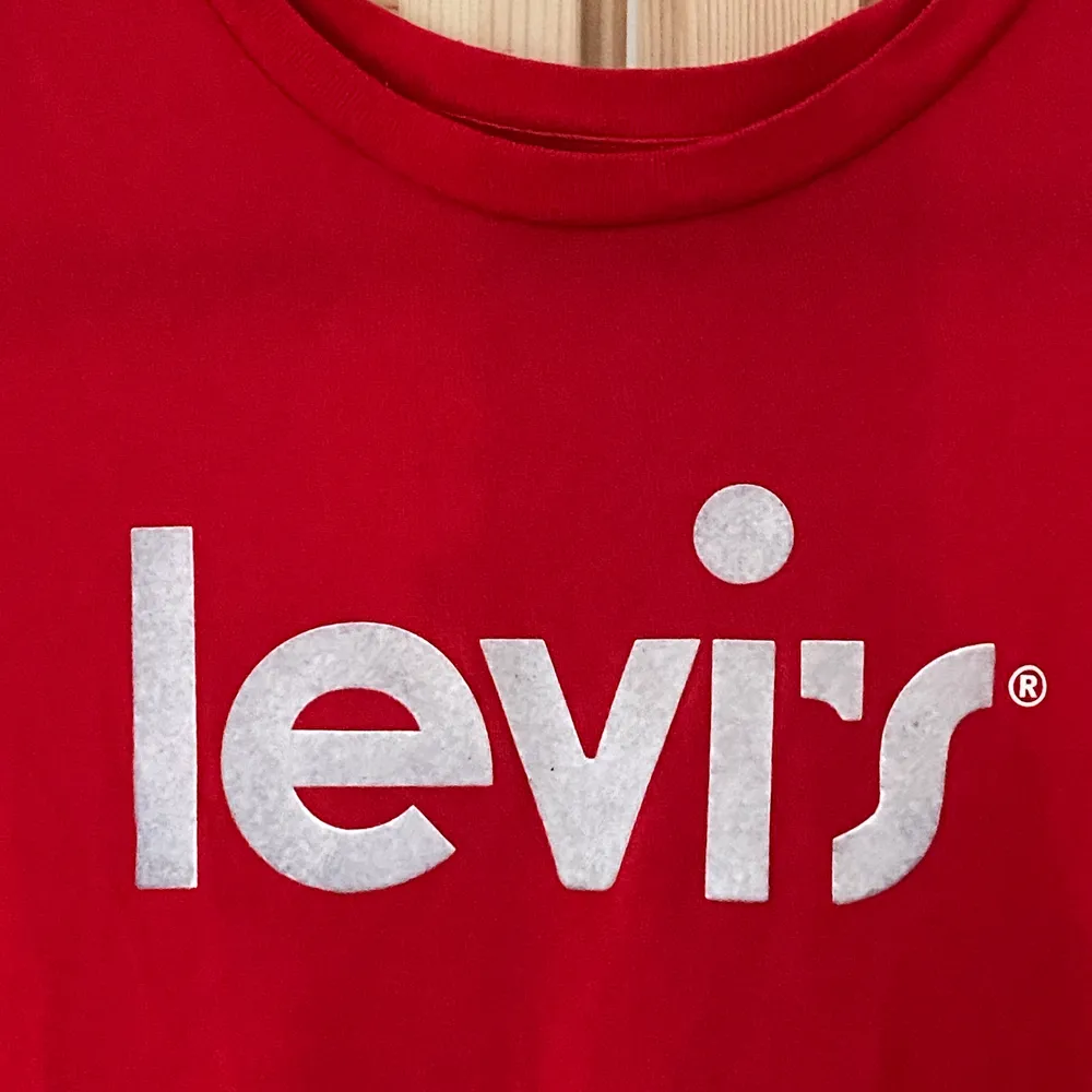 Röd Levis tshirt i strl M. Mjuk och skön, mycket lite använd.. T-shirts.