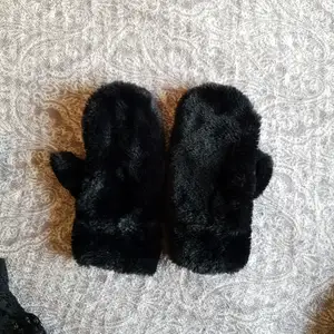 Gosiga, svarta vinter handskar. Säljer pga små storlek. Använda få gånger.