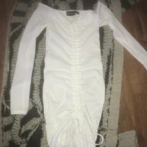 Klänning från prettylittlething  - Säljer en helt ny klänning från PLT. Aldrig använt säljer då den inte passar mig. Storlek Xs men passar s också. 200 med frakt inräkat 