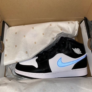 Jordan 1 Mid Racer Blue - Köpte dom här fina Jordans innan julafton 2020! Så fina och sköna men jag valde fel storlek så när jag använder dom för länge så får jag ont i minna fötter. Har inte använt dem så mycket heller använder bara dom här när det är bra väder! Så den är i bra skick 