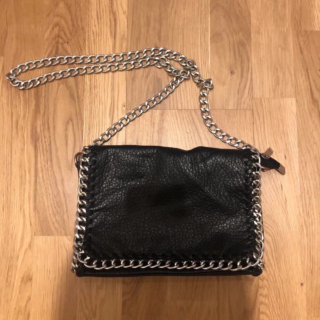 Svart axelbandsväska