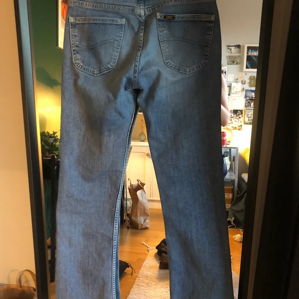 Ljusblåa trendiga bootcutjeans från Lee! Low waist! Passar tyvärr inte så kan inte ta bild på.... Avklippta så de släpar i marken på mig som är 160! Sömmen har gått upp lite vid ena fickan, enkelt att laga men kan skicka bild om du vill😇 står att det är waist 28 och sitter lite oversize på mig som brukar ha waist25. Jeans & Byxor.