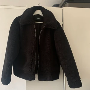 Jacka storlek S 300 kr  - Skön oversize jacka från bikbok, oanvänd 