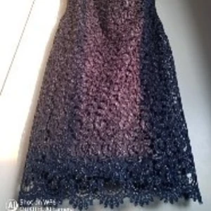 Blå sommar klänning 👗 gjord av fina mönster och spiraler - It's blue is like the sea the litter layer is made out of beautiful flower like mandala spriarls  and the inner layer is one of regular dark blue silk, to save you from nudity, it's a summer dresses, very airy and comfortable for the warm weathers!