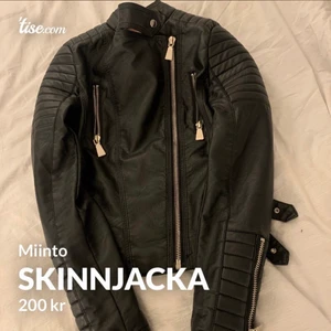 Skinnjacka från miinto, storlek 38 - Skinnjacka från Miinto, använd Max 3 gånger så de inga fel på den då den köptes förra sommaren. Säljer den pågrund av för liten storlek. Storlek 38 men passar även 36. Köptes för 699kr säljer för 200kr. Vid fler frågor eller funderingar hör av er☺️ 