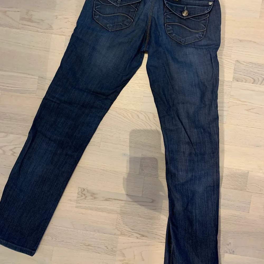 Säljer dessa vintage LEE jeans som är low waisted och i en straight modell, storlek W27 L31, jag är en S men har större lår därför är de lite för tajta. De passar alltså för XS/S Jeansen är i ett väldigt fint skick. Köparen står för frakt (66 kr spårbart). Skriv för fler frågor! 💖💕. Jeans & Byxor.