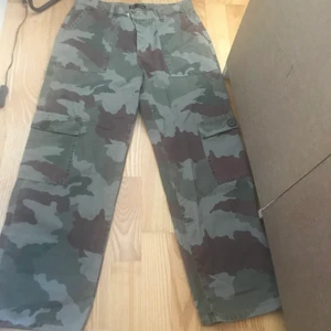 Vida byxor - Vida camouflagebyxor från Zara i storlek 36.  Bra skick med en liten slitning vid sidan men inget som direkt syns! Pris kan diskuteras🦋 Frakt på 62kr tillkommer