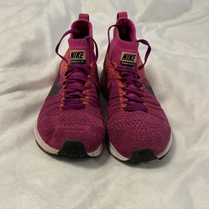 Nike Flyknite  - Använda flyknite. Har tappat formen lite under tiden de inte används. Sköna att gå i länge och perfekta för våren och sommaren.